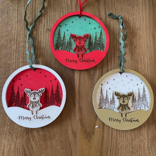 Ξύλινη Χριστουγεννιάτικη Μπάλα με Χαριτωμένο Τάρανδο – Μοναδική Γιορτινή Διακόσμηση