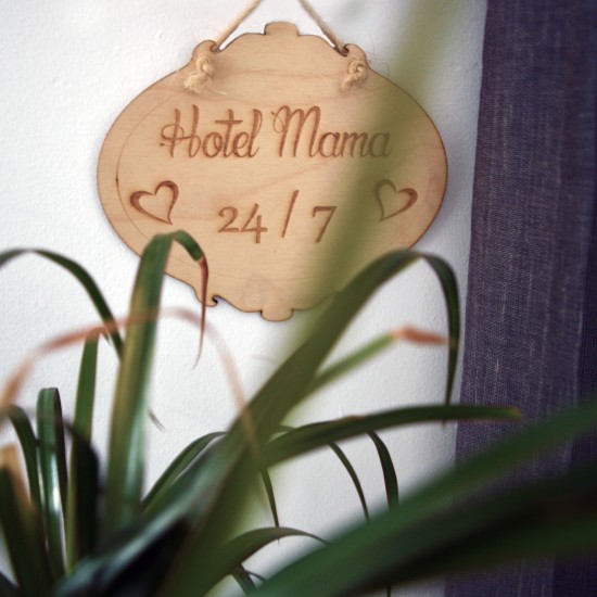 Πινακίδα | Hotel Mama 24/7 | 20 x 17cm