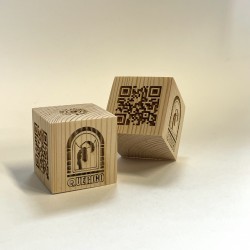 Ξύλινος Κύβος με Λογότυπο & QR Code | Μασίφ Πεύκο 4cm