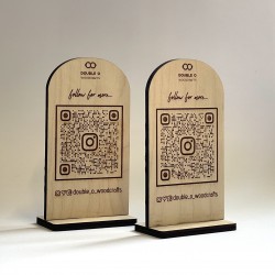 Επιτραπέζιο Stand με Λογότυπο & QR Code | Μονής Όψης