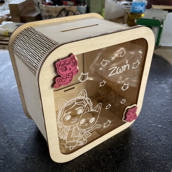 Προσωποποιημένος Ξύλινος Κουμπαράς με τη Gabby – Χειροποίητο Δώρο για Παιδιά