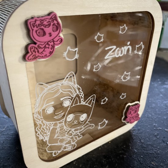 Προσωποποιημένος Ξύλινος Κουμπαράς με τη Gabby – Χειροποίητο Δώρο για Παιδιά