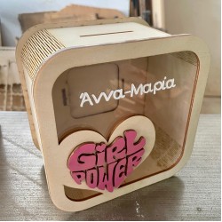 Προσωποποιημένος Ξύλινος Κουμπαράς με Καρδούλα – Girl Power