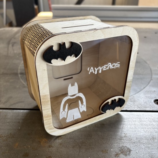 Προσωποποιημένος Ξύλινος Κουμπαράς με Όνομα & Σχέδιο | Superhero Batman