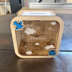 Προσωποποιημένος Ξύλινος Κουμπαράς με Αεροπλανάκι