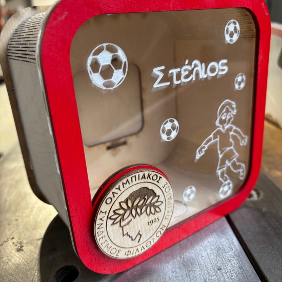 Προσωποποιημένος Ξύλινος Κουμπαράς με θέμα τον " Ολυμπιακό"