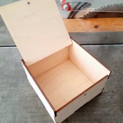 Κουτάκι ανοιγόμενο για μπομπονιέρα 10 x 10 x 5,5cm